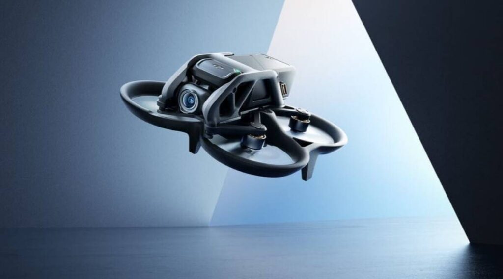 Fliegender DJI Avata durch das Porsche Museum