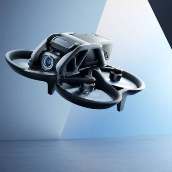 Fliegender DJI Avata durch das Porsche Museum