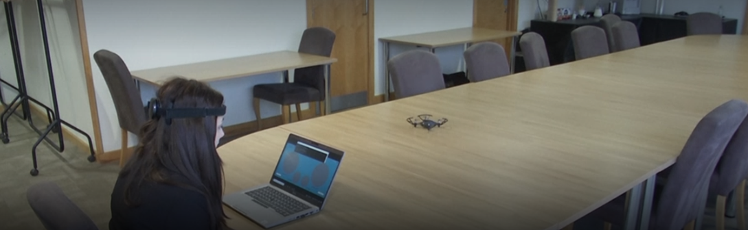 Der gedankengesteuerte Drohnen Prototyp fliegt in die Luft