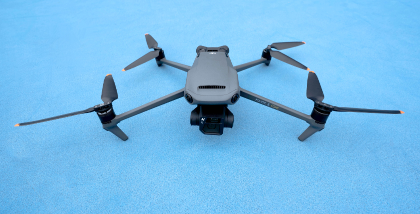 Die Drohnen Mavic 3 und Mavic 3 Cine von DJI sind teure Prosumer Drohnen, die etwas zu kurz kommen