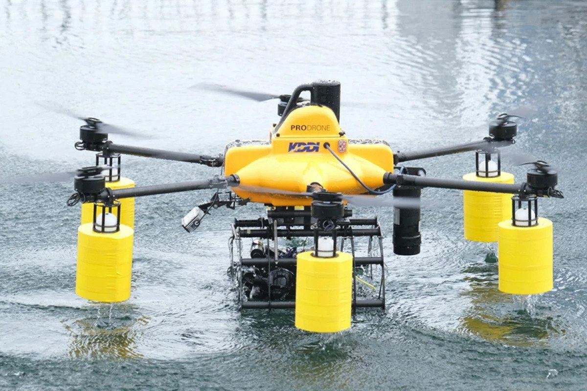 Amphibisches System kombiniert einen Multikopter mit einer Unterwasserdrohne