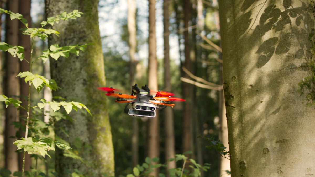 Eine schnelle autonome Drohne fliegt durch den Wald