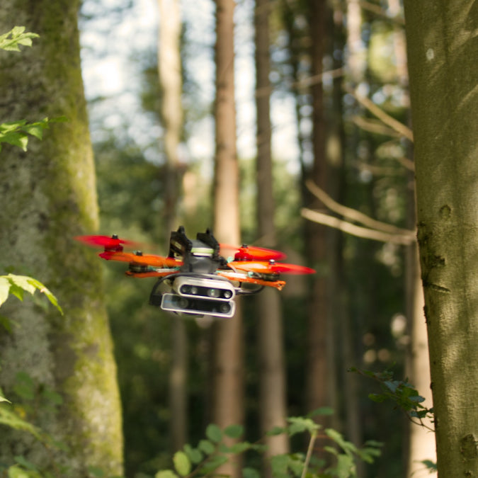 Eine schnelle autonome Drohne fliegt durch den Wald