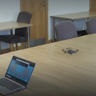 Der gedankengesteuerte Drohnen Prototyp fliegt in die Luft