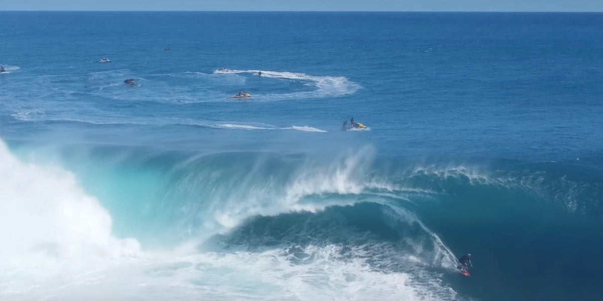 Tahitianischer Drohnenpilot begeistert die Zuschauer mit verrückten Teahupo’o Surfvideos